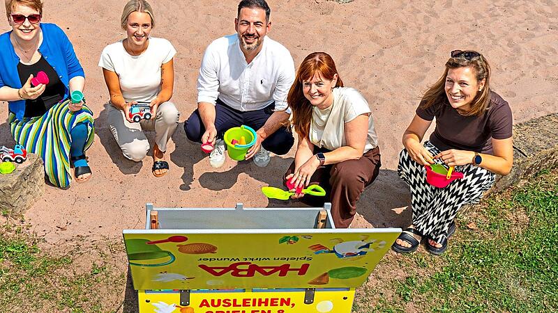 Da möchte man doch wieder Kind sein – mit den gelben Kisten mit Sandspielzeug, die die Stadt Coburg und das Unternehmen Haba realisieren. Constantin Hirsch Da möchte man doch wieder Kind sein – mit den gelben Kisten mit Sandspielzeug, die die Stadt Coburg und das Unternehmen Haba realisieren. Constantin Hirsch