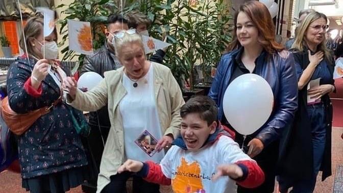 Mit Stolz trägt Rasul die Engelsfackel als Symbol der Hoffnung.