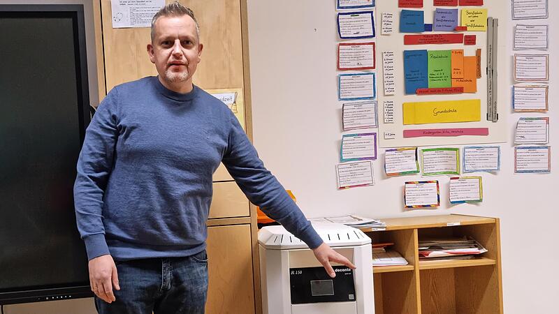 J&ouml;rg Schnappauf zeigt einen der mobilen Luftfilterreiniger, die in der Lucas-Cranach-Schule eingef&uuml;hrt werden sollen.