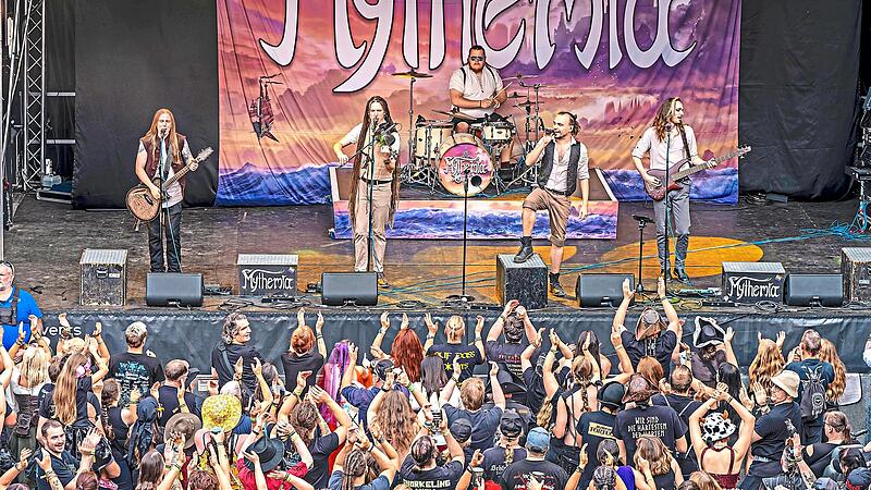 „Mythemia“ spielte am Freitag neben Folk und Rock eine Version des irischen Volksliedes „Whiskey in the Jar“ beim Schlosshoffestival in Höchstadt. „Mythemia“ spielte am Freitag neben Folk und Rock eine Version des irischen Volksliedes „Whiskey in the Jar“ beim Schlosshoffestival in Höchstadt.
