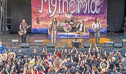 &bdquo;Mythemia&ldquo; spielte am Freitag neben Folk und Rock eine Version des irischen Volksliedes &bdquo;Whiskey in the Jar&ldquo; beim Schlosshoffestival in H&ouml;chstadt.