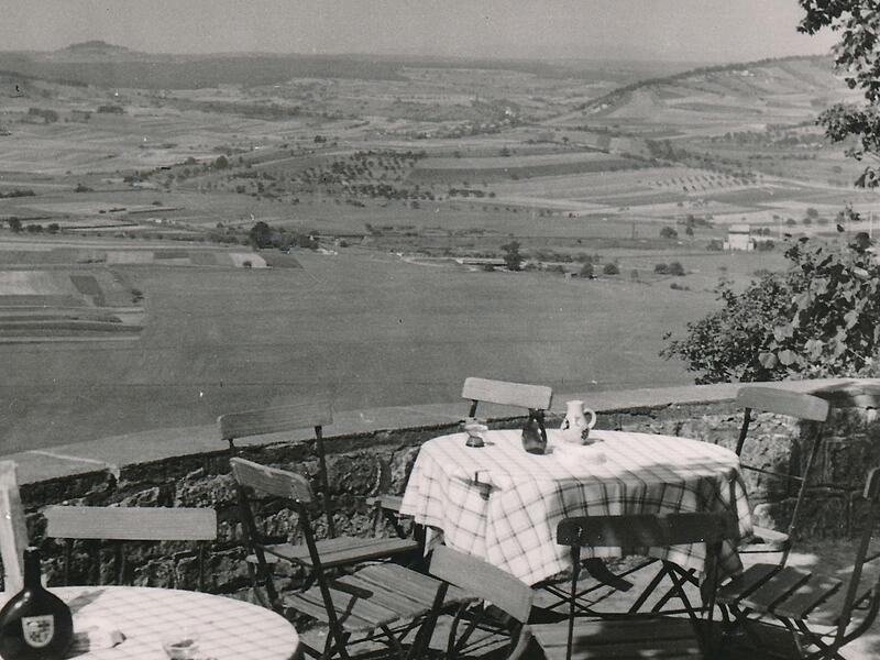 Bis in die 1970er Jahre gab es ein Gartenlokal auf dem Schlossberg. Der Versuch, an diese Tradition anzuschließen, ist vorerst gescheitert. Bis in die 1970er Jahre gab es ein Gartenlokal auf dem Schlossberg. Der Versuch, an diese Tradition anzuschließen, ist vorerst gescheitert.