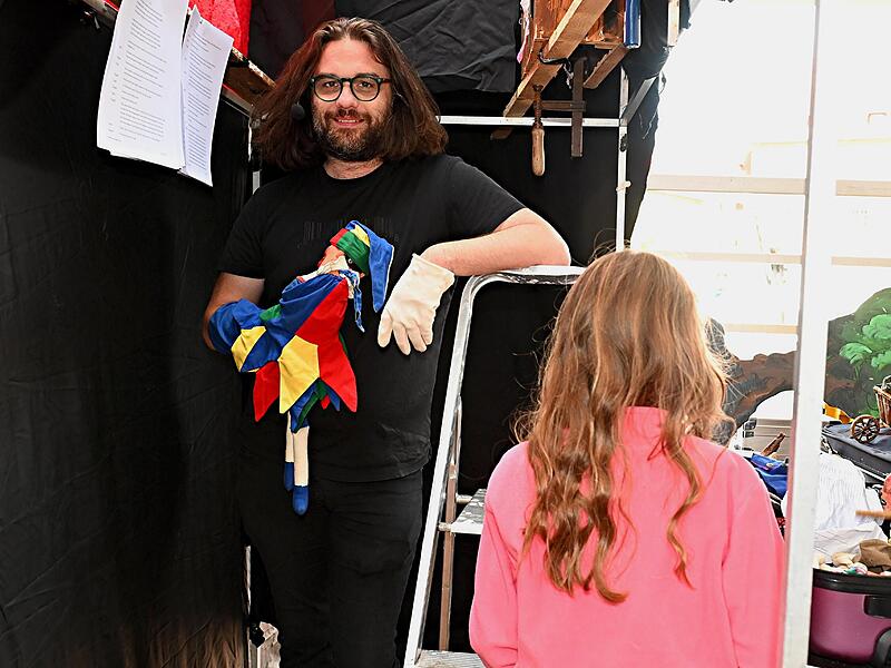 Was vor dem Anstich zur Bamberger Sandkerwa 2024 alles vor sich geht, bekommen Florian Herrnleben und sein Kasperl hautnah am Leinritt mit.