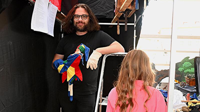 Was vor dem Anstich zur Bamberger Sandkerwa 2024 alles vor sich geht, bekommen Florian Herrnleben und sein Kasperl hautnah am Leinritt mit.