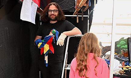 Was vor dem Anstich zur Bamberger Sandkerwa 2024 alles vor sich geht, bekommen Florian Herrnleben und sein Kasperl hautnah am Leinritt mit.