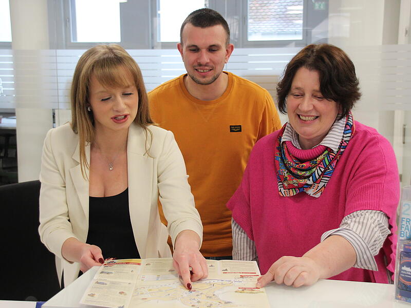 Tessa Schelter, Dominik Weichart und Dunja Pfaffenberger (v.l.) erkl&auml;ren den Stadtplan der Stadt Kulmbach. Mit Abstand das beliebteste Infomaterial der Tourist-Information.