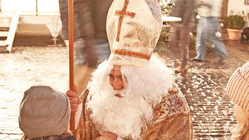 Für die Kinder wird der Nikolaus beim Weihnachtsmarkt da sein.