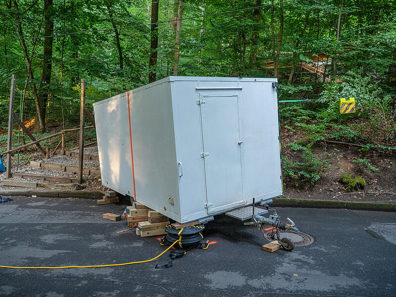 Vor genau einem Jahr rollte dieser Anh&auml;nger unkontrolliert durch den Forchheimer Kellerwald und erfasste ein Ehepaar. Ein Jahr nach dem t&ouml;dlichen Unfall blicken Ersthelfer und Verantwortliche zur&uuml;ck.