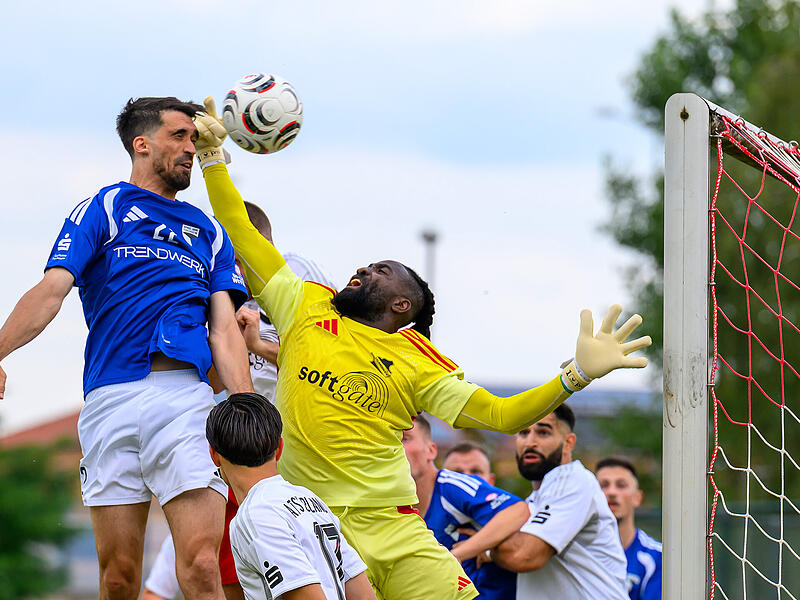 Jahn Forchheim nach Abbruch erneut beim ATSV Erlangen gefordert Jahn Forchheims spielender Co-Trainer Yasin Kaya und ATSV-Keeper Emmanuel Agyekum treffen am Mittwoch erneut aufeinander.