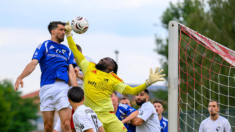 Jahn Forchheim nach Abbruch erneut beim ATSV Erlangen gefordert Jahn Forchheims spielender Co-Trainer Yasin Kaya und ATSV-Keeper Emmanuel Agyekum treffen am Mittwoch erneut aufeinander.