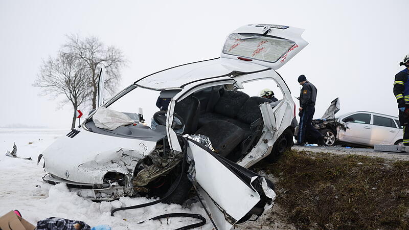 Frau kommt mit Twingo in den Gegenverkehr: Zwei Autos sto&szlig;en Frontal zusammen - Fahrerin schwer verletztUnfall bei Herzogenaurach
