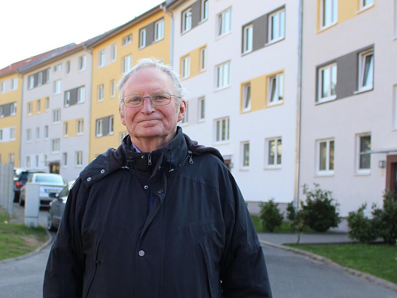 Peter Baltes vor dem Haus am Berliner Platz in Bad Brückenau, wo er seine Kinderheit in einer Barackensiedlung, der "Düsseldorfer Siedlung", verbracht hat. Peter Baltes vor dem Haus am Berliner Platz in Bad Brückenau, wo er seine Kinderheit in einer Barackensiedlung, der "Düsseldorfer Siedlung", verbracht hat.