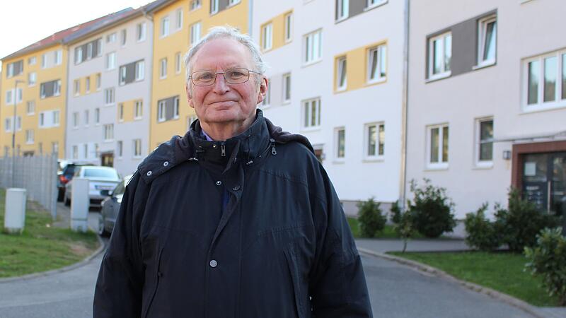 Peter Baltes vor dem Haus am Berliner Platz in Bad Brückenau, wo er seine Kinderheit in einer Barackensiedlung, der "Düsseldorfer Siedlung", verbracht hat. Peter Baltes vor dem Haus am Berliner Platz in Bad Brückenau, wo er seine Kinderheit in einer Barackensiedlung, der "Düsseldorfer Siedlung", verbracht hat.