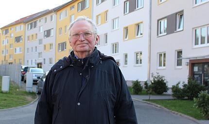 Peter Baltes vor dem Haus am Berliner Platz in Bad Br&uuml;ckenau, wo er seine Kinderheit in einer Barackensiedlung, der "D&uuml;sseldorfer Siedlung", verbracht hat.