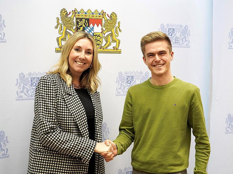 Die neue Kultusministerin Anna Stolz gratuliert Heinrich Ritter zur Wahl zum Landessch&uuml;lersprecher und w&uuml;nscht eine gute Zusammenarbeit.