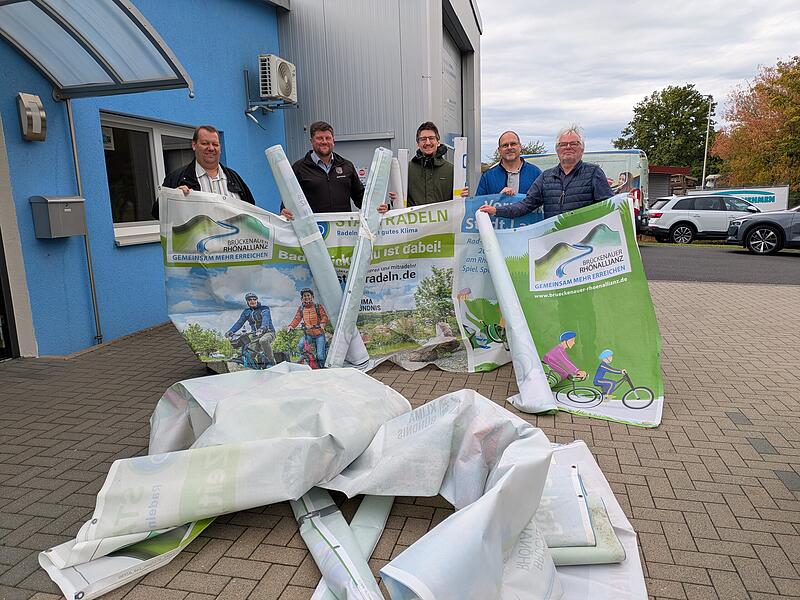 Wohin mit alten, ausgedienten Werbebannern? Die Rhönallianz zeigt, wie nachhaltige Weiterverwertung gelingen kann. Das Bild zeigt von links Bernhold Martin (Bürgermeister Schondra), Alexander Schneider (Bürgermeister Geroda), Jan Marberg (Bürgermeister Bad Brückenau), Harald Zech (Werbewerkstatt Zech in Oberleichtersbach) und Allianzmanager Uwe Schmidt (Brückenauer Rhönallianz).