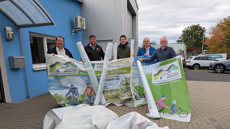 Wohin mit alten, ausgedienten Werbebannern? Die Rh&ouml;nallianz zeigt, wie nachhaltige Weiterverwertung gelingen kann. Das Bild zeigt von links Bernhold Martin (B&uuml;rgermeister Schondra), Alexander Schneider (B&uuml;rgermeister Geroda), Jan Marberg (B&uuml;rgermeister Bad Br&uuml;ckenau), Harald Zech (Werbewerkstatt Zech in Oberleichtersbach) und Allianzmanager Uwe Schmidt (Br&uuml;ckenauer Rh&ouml;nallianz).