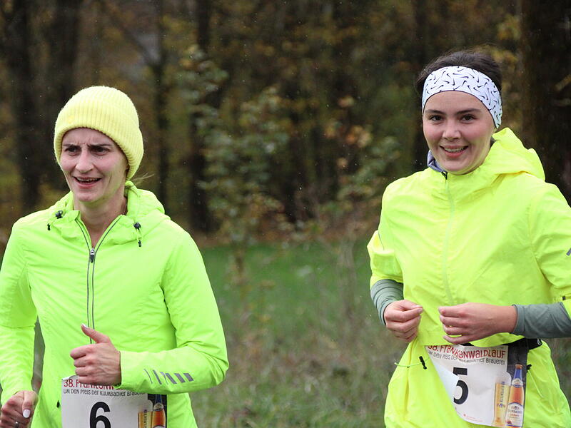 Trotz nasskaltem Herbstwetter lie&szlig;en sich die Sportler den Spa&szlig;  beim 38. Frankenwaldlauf der LG Ludwigschorgast nicht vermiesen.