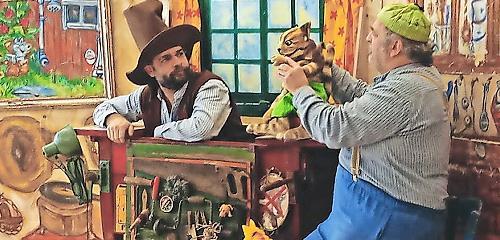 Das Theater Kuckucksheim war mit dem Stück „Pettersson kriegt Weihnachtsbesuch“ zu Gast in der Grundschule. Das Theater Kuckucksheim war mit dem Stück „Pettersson kriegt Weihnachtsbesuch“ zu Gast in der Grundschule.