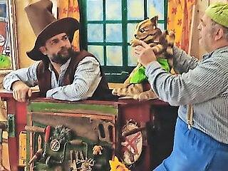 Das Theater Kuckucksheim war mit dem St&uuml;ck &bdquo;Pettersson kriegt Weihnachtsbesuch&ldquo; zu Gast in der Grundschule.