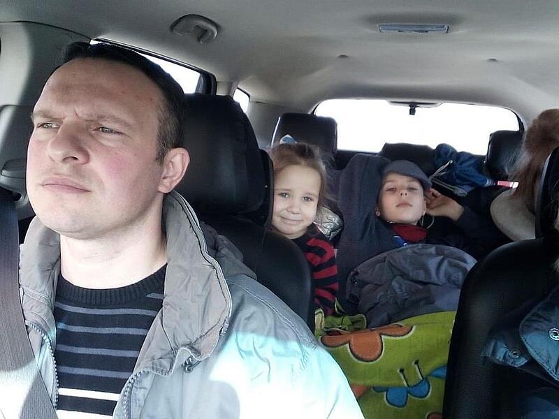 Mit dem Auto sind Roman Konovalov und seine Frau Maria aus der Ukraine geflüchtet.