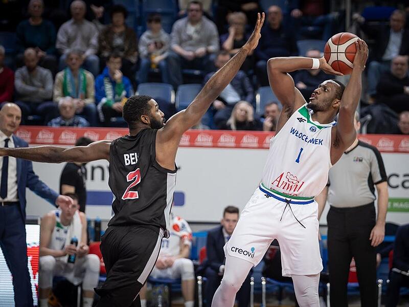 Phillip Greene (am Ball) traf seine ersten sechs Dreierversuche, hier einer gegen Amir Bell, ehe er im Schlussviertel dreimal danebenwarf.