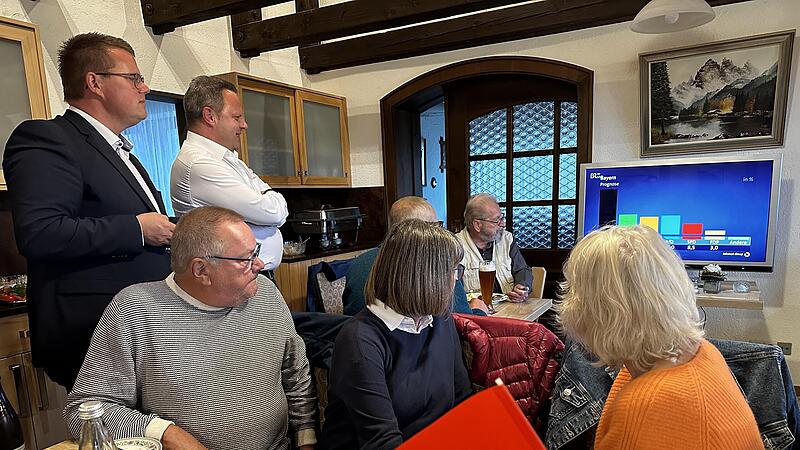 Die Zahlen machten den Genossen keine Freude. Links stehend Holger Grie&szlig;hammer, daneben Ingo Lehmann.