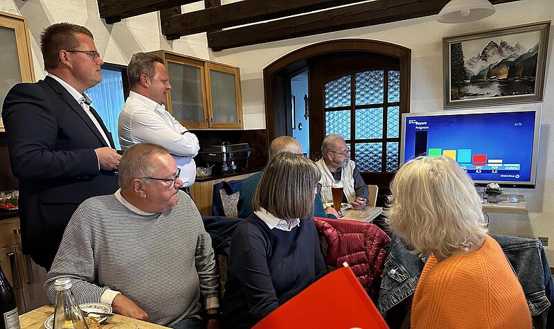 Die Zahlen machten den Genossen keine Freude. Links stehend Holger Grie&szlig;hammer, daneben Ingo Lehmann.