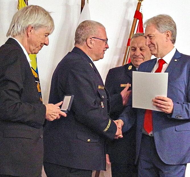 Kreisbrandinspektor Matthias Weber (Zweiter v. li.) wurde von Landrat Klaus Löffler (re.) im Beisein von Regierungsvizepräsident Thomas Engel (li.) und Kreisbrandinspektor Frank Fischer (Zweiter v. re.) mit der Verdienstmedaille des Landkreises Kr... Kreisbrandinspektor Matthias Weber (Zweiter v. li.) wurde von Landrat Klaus Löffler (re.) im Beisein von Regierungsvizepräsident Thomas Engel (li.) und Kreisbrandinspektor Frank Fischer (Zweiter v. re.) mit der Verdienstmedaille des Landkreises Kr...