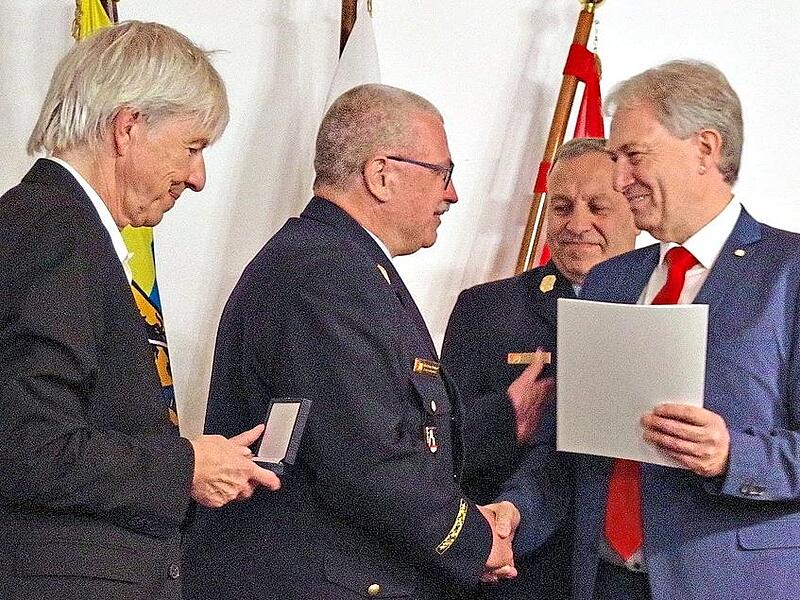 Kreisbrandinspektor Matthias Weber (Zweiter v. li.) wurde von Landrat Klaus Löffler (re.) im Beisein von Regierungsvizepräsident Thomas Engel (li.) und Kreisbrandinspektor Frank Fischer (Zweiter v. re.) mit der Verdienstmedaille des Landkreises Kr... Kreisbrandinspektor Matthias Weber (Zweiter v. li.) wurde von Landrat Klaus Löffler (re.) im Beisein von Regierungsvizepräsident Thomas Engel (li.) und Kreisbrandinspektor Frank Fischer (Zweiter v. re.) mit der Verdienstmedaille des Landkreises Kr...