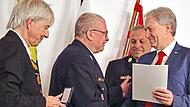Kreisbrandinspektor Matthias Weber (Zweiter v. li.) wurde von Landrat Klaus L&ouml;ffler (re.) im Beisein von Regierungsvizepr&auml;sident Thomas Engel (li.) und Kreisbrandinspektor Frank Fischer (Zweiter v. re.) mit der Verdienstmedaille des Landkreises Kr...