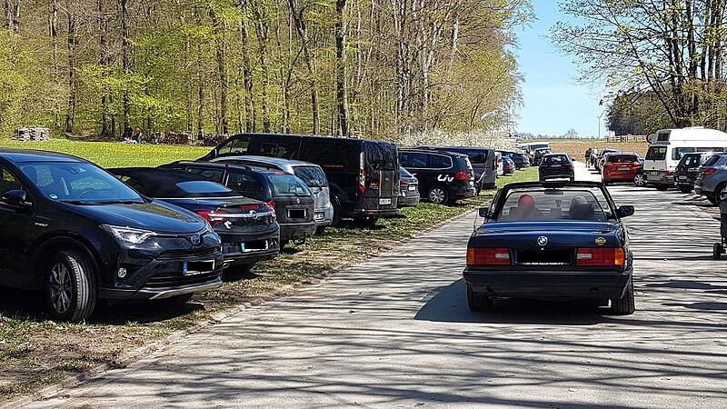 Sanspareil ist oft zugeparkt. Autos werden auch auf diesen Flächen entlang des Felsenhains abgestellt, obwohl sich dort kein  Parkplatz befindet. Die Suche nach einem Stellplatz gestaltet sich schwierig.