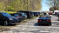 Sanspareil ist oft zugeparkt. Autos werden auch auf diesen Flächen entlang des Felsenhains abgestellt, obwohl sich dort kein  Parkplatz befindet. Die Suche nach einem Stellplatz gestaltet sich schwierig.