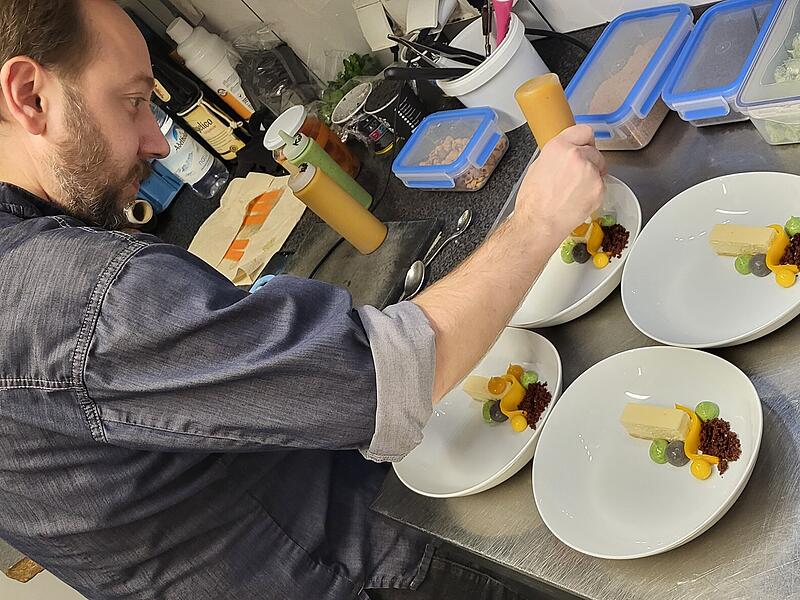 Thomas Klober richtet den beliebten Cheesecake-Gang an.