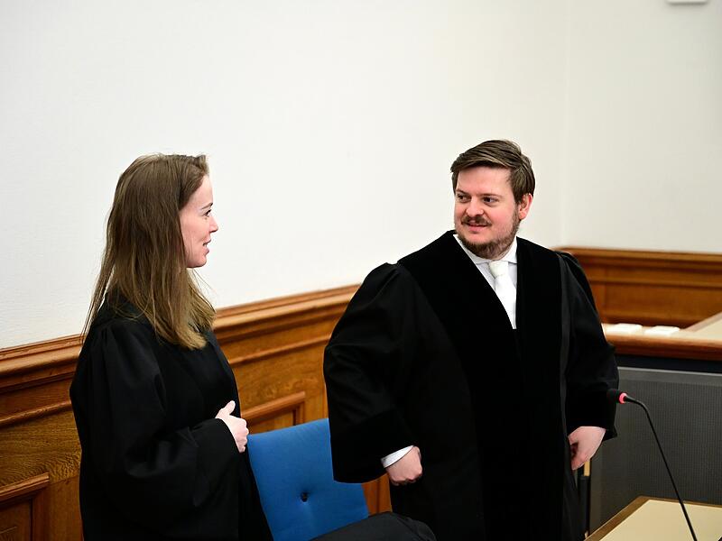 Rechtsanw&auml;ltin Anna-Lena Wolf aus Frankenberg an der Eder, die Betrugsopfervertritt, und Staatsanwalt Ehrhardt von der Zentralstelle Cybercrime Bamberg