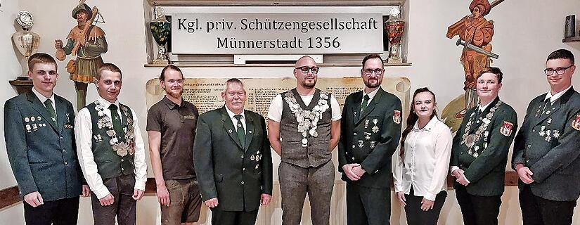 Das neue K&ouml;nigshaus und Robin Hood der Sch&uuml;tzengesellschaft M&uuml;nnerstadt (von links) Alexander Weber, Robin Hood Lukas Weber, Adrian Bier, 2. Ritter Georg K&ouml;th, Sch&uuml;tzenk&ouml;nig Christoph Aberer, 1. Ritter Johannes Krenzer, 2. Ritterin Emily M&uuml;ller, J...