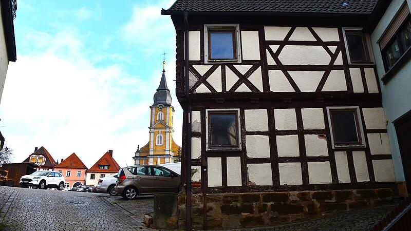 Aufgrund der betr&auml;chtlichen &ouml;ffentlichen F&ouml;rdermittel wird es der Stadt Burgkunstadt m&ouml;glich sein, eines der pr&auml;genden Geb&auml;ude auf dem Rathausvorplatz - das Fachwerkhaus Marktplatz 4 &ndash; ebenfalls zu sanieren.