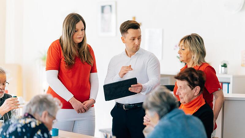 Gespr&auml;che &uuml;ber alle Ebenen hinweg k&ouml;nnen helfen, die Bedingungen in der Altenpflege zu verbessern.