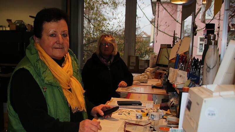 Maria Fussh&ouml;ller (links) und Sigrid Bannert sind am Staffelsteiner Postschalter f&uuml;r die Kunden da.