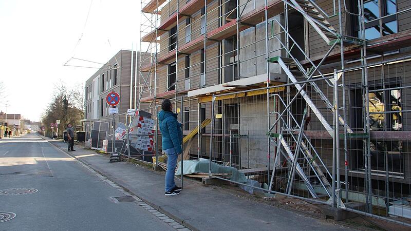 Die neun Wohnungen links sind schon bezogen, daneben  errichtet die GWS an der Bammersdorfer Stra&szlig;e gerade weitere 22 Einheiten.  GWS-Gesch&auml;ftsf&uuml;hrer Alexander Dworschak (vorne) beobachtet den Baufortschritt.Forchheim & Fr&auml;nkische Schweiz