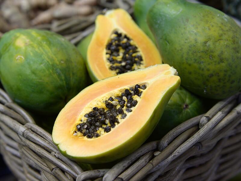 Aufgeschnittene Papaya mit Kernen