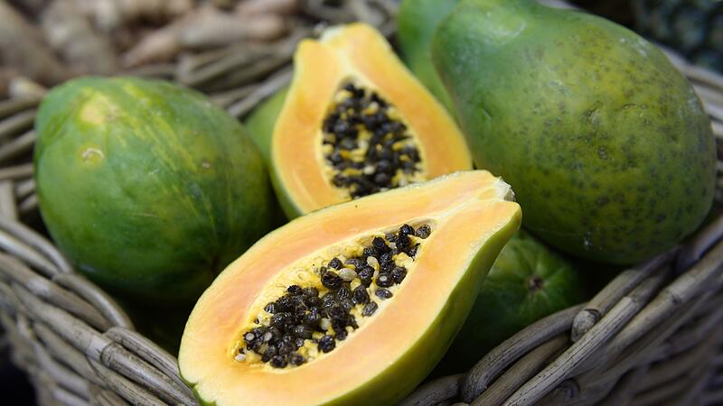 Aufgeschnittene Papaya mit Kernen