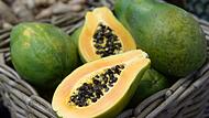 Aufgeschnittene Papaya mit Kernen