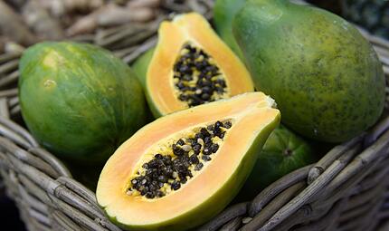Aufgeschnittene Papaya mit Kernen