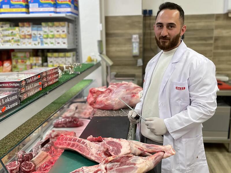 Die erste Metzgerei-Theke in Bad Kissingen, bei der Kunden Halal-Fleisch einkaufen k&ouml;nnen.