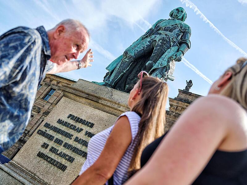 Am Denkmal des Universitätsgründers Markgraf Friedrich. Am Denkmal des Universitätsgründers Markgraf Friedrich.