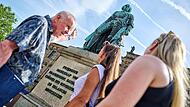 Am Denkmal des Universit&auml;tsgr&uuml;nders Markgraf Friedrich.