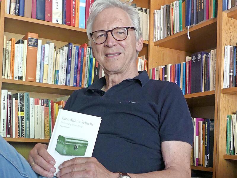 Hans Schmid mit seinem Buch &bdquo;Eine d&uuml;nne Schicht&ldquo;.