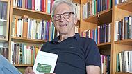 Hans Schmid mit seinem Buch &bdquo;Eine d&uuml;nne Schicht&ldquo;.