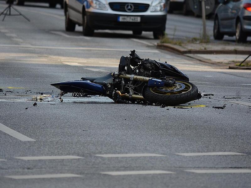 Bamberg: Autofahrerin missachtet Vorfahrt - Motorrad Schrott Bamberg: Autofahrerin missachtet Vorfahrt - Motorrad Schrott